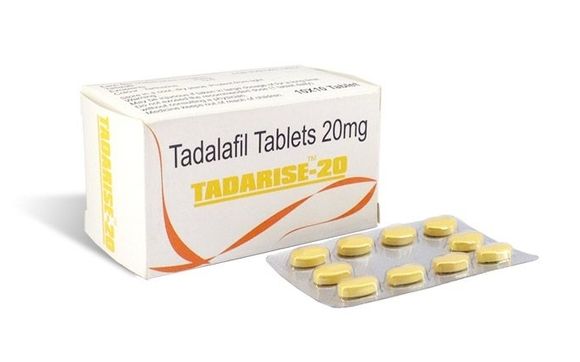 En la foto - embalaje y plato de tabletas Tadarise (Tadalafil)